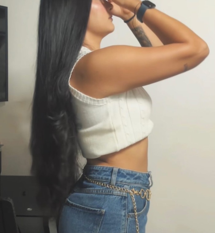 Noa jovencita juguetona