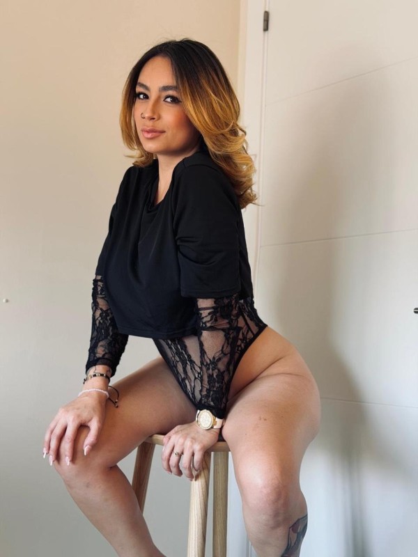 SENSUAL RUBIA JUGUETONA EN PLAYA DEL ACEQUION