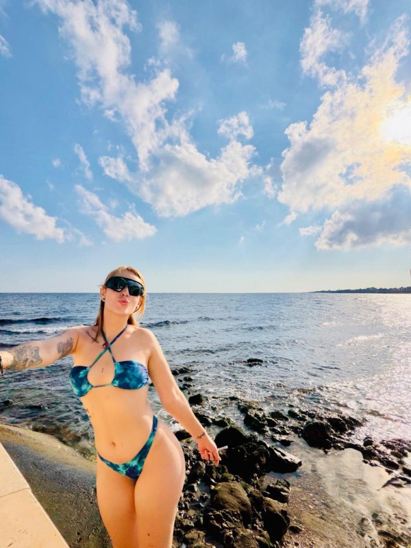 SENSUAL RUBIA JUGUETONA EN PLAYA DEL ACEQUION