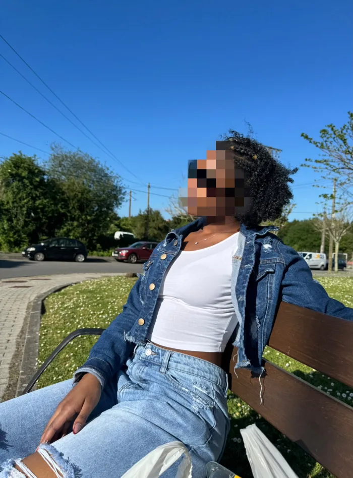 JOVEN MULATA COLOMBIANA DULCE Y MUY ENCANTADORA