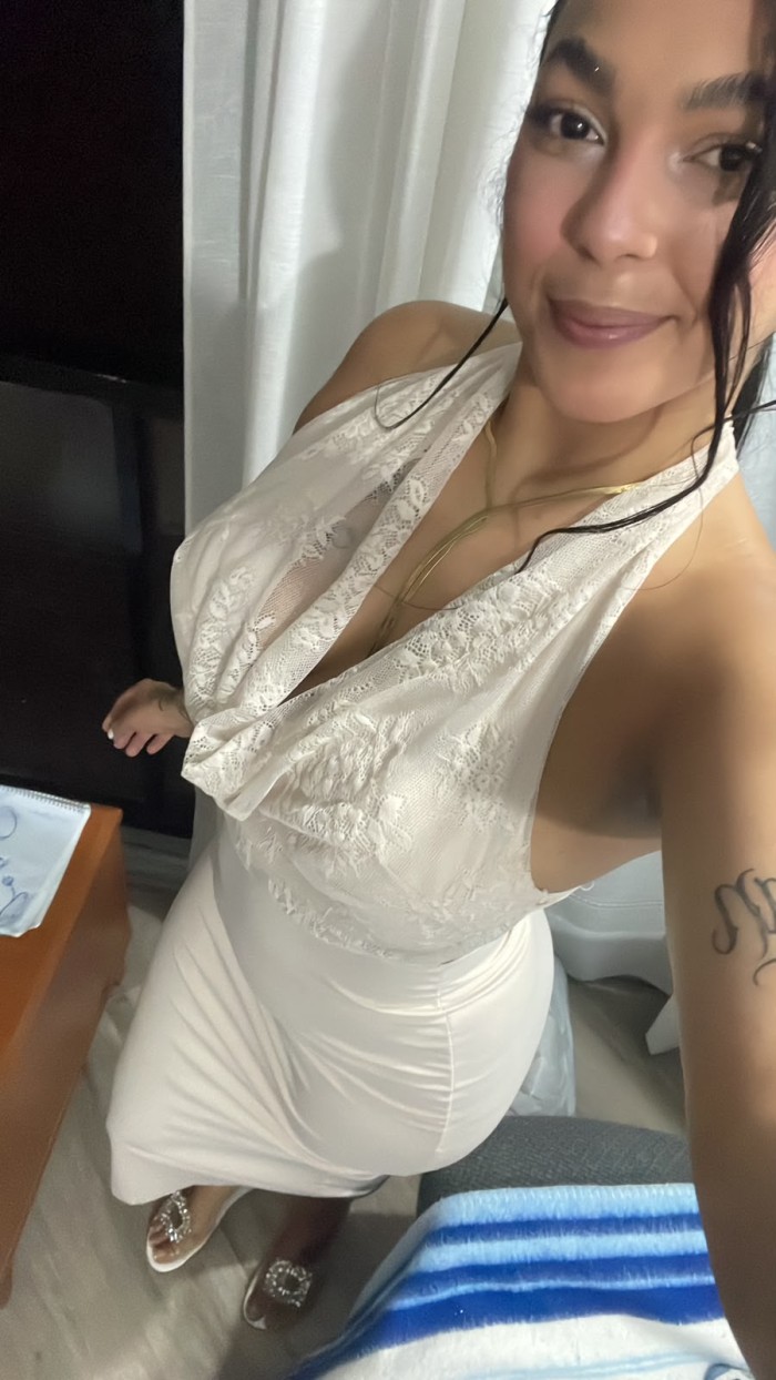 EN EL ZAPILLO ENCANTADORA MUJER EXÓTICA, ARDIENT