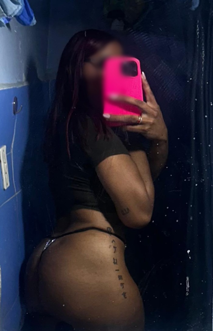 MORENA DIVINA, FIESTERA Y MUY SENSUAL