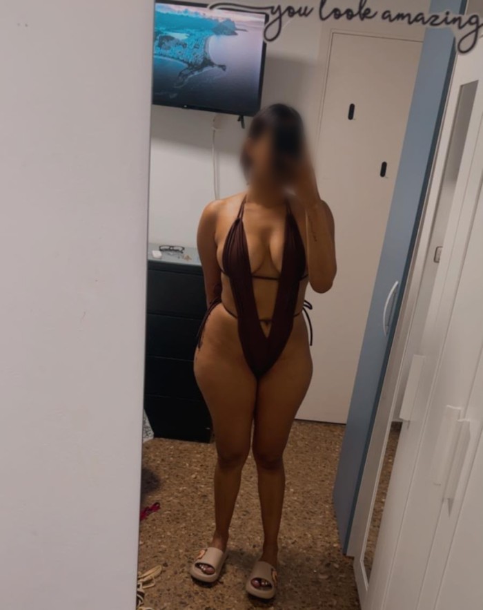 MORENA DIVINA, FIESTERA Y MUY SENSUAL
