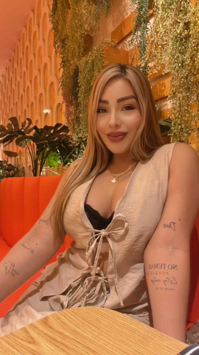 Exasuberante latina de hermosas curvas