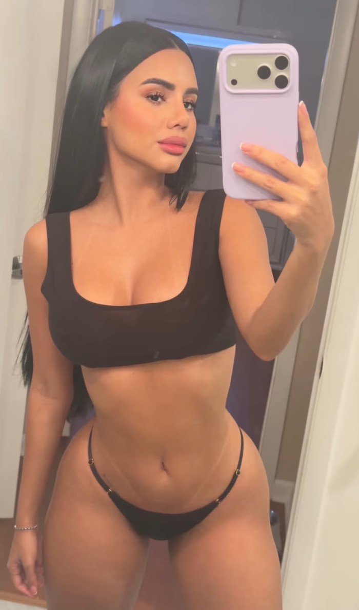 Caliente morena colombiana ROUSE