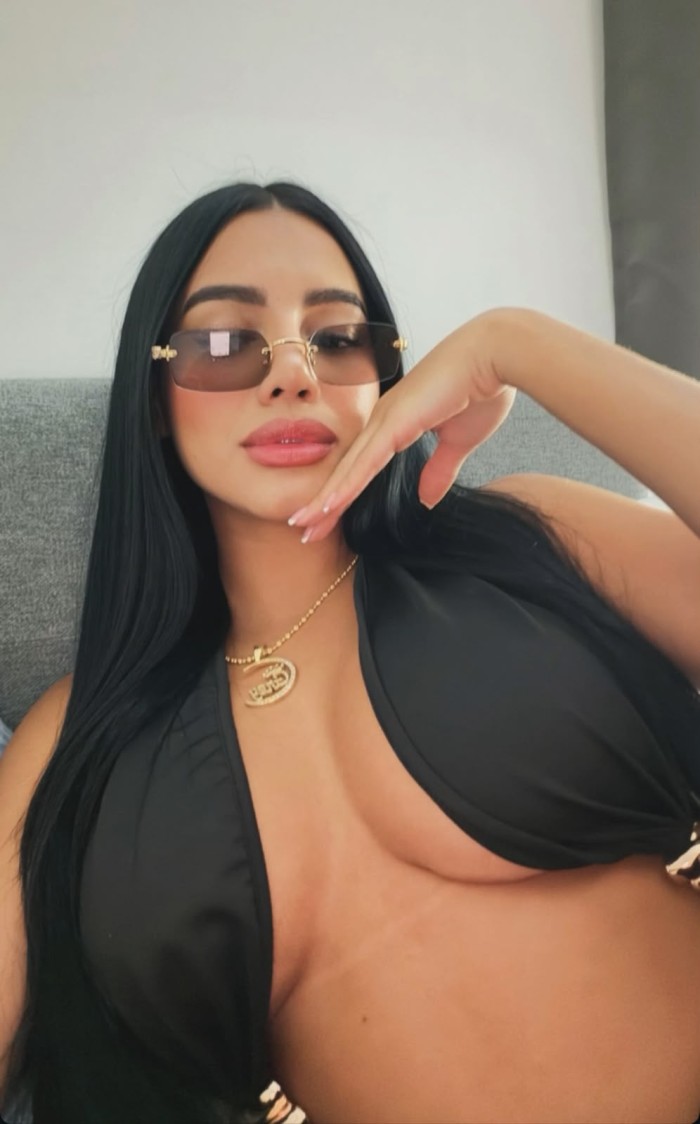 Caliente morena colombiana ROUSE