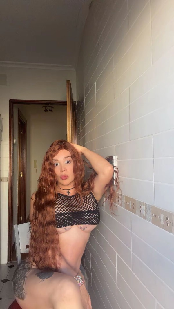 Trans super femenina latina fiestera. Parejas