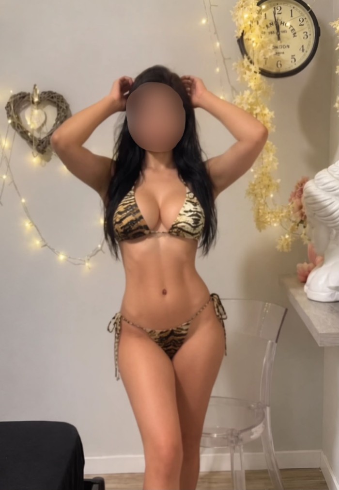 TETAS DELICIOSAS Y COÑITO ESTRECHO FIESTERA SEXY