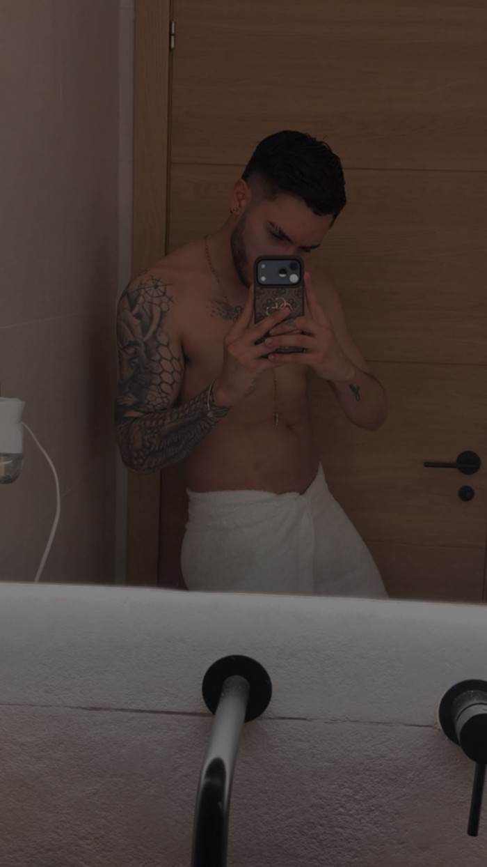 EN ZAIDIN COLOMBIANO LECHERO DESEANDO FIESTA Y SEXO INTENSO