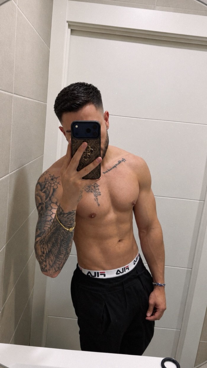 EN ZAIDIN COLOMBIANO LECHERO DESEANDO FIESTA Y SEXO INTENSO