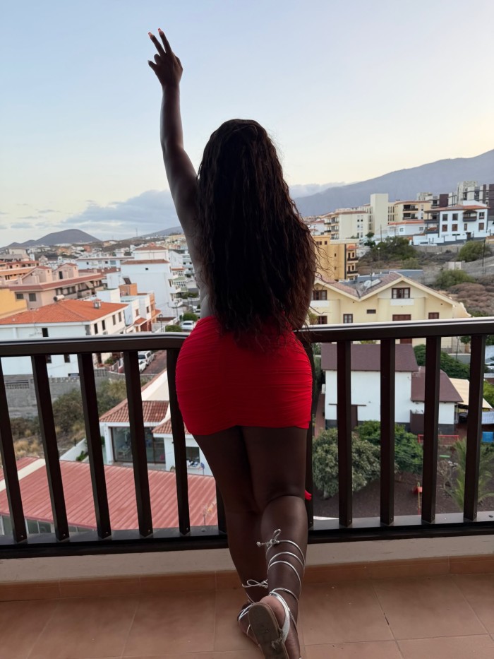 NATASHA CANDINACHA EN TODO VECINDARIO — DISPO