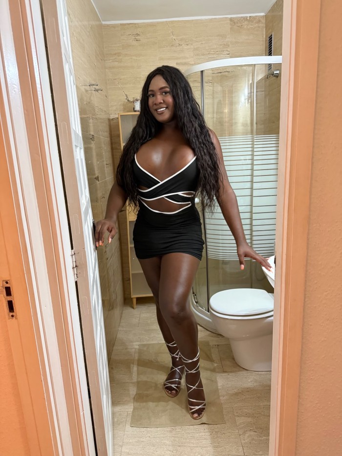 NATASHA CANDINACHA EN TODO VECINDARIO — DISPO