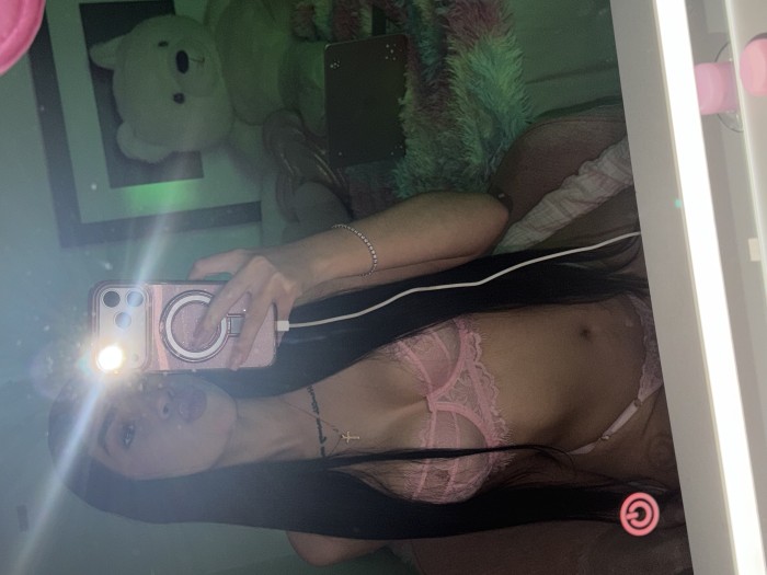 Blanquita rica flaca y muy cachonda y sexy