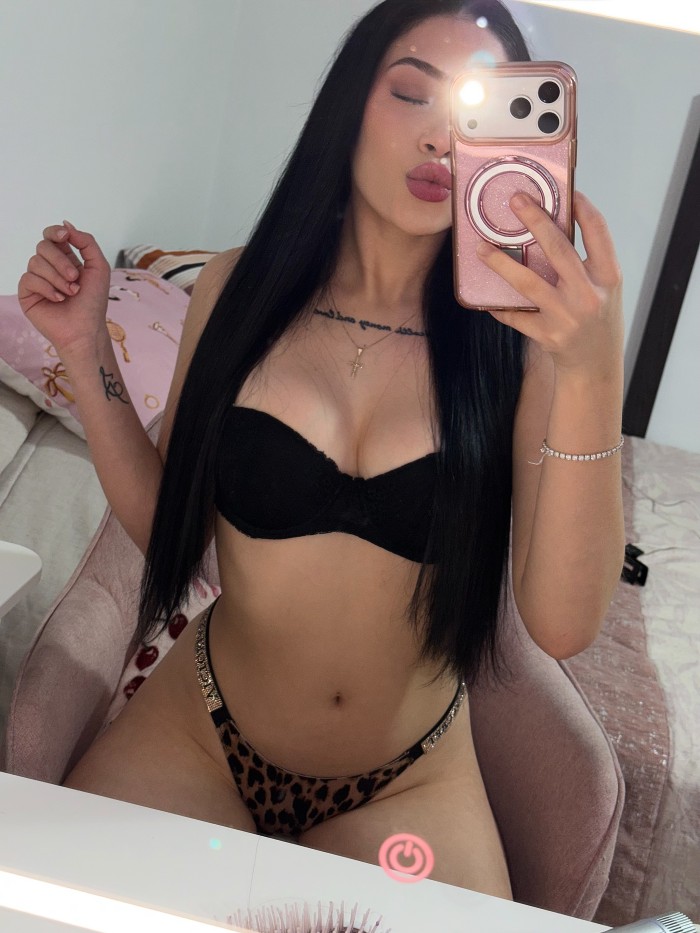 Blanquita rica flaca y muy cachonda y sexy
