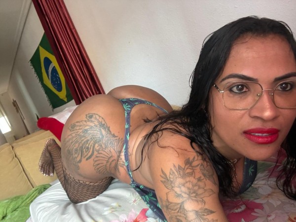 Alexia manciny fiestera y juguetona fotos reales