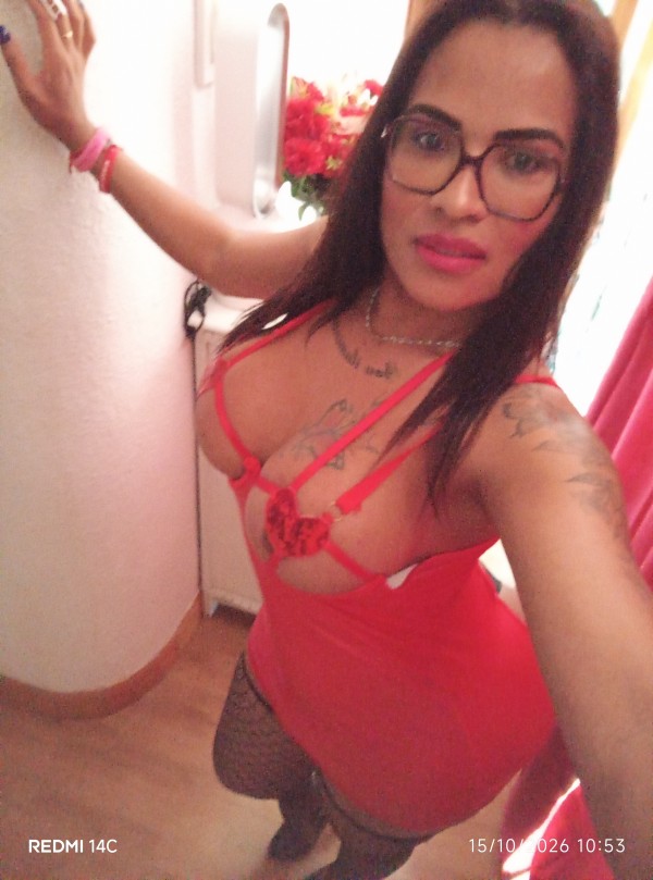 Alexia manciny fiestera y juguetona fotos reales