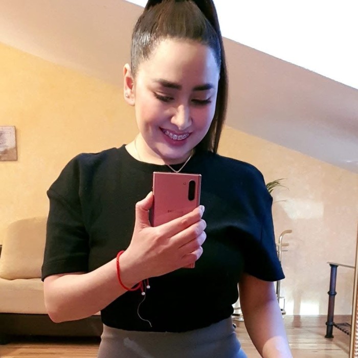 JESSICA ARDIENTE CHUPONA FIESTERA