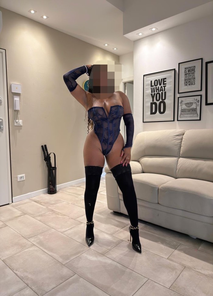 MORENITA CON TETAS DELICIOSAS QUIERE FOLLAR A TOPE