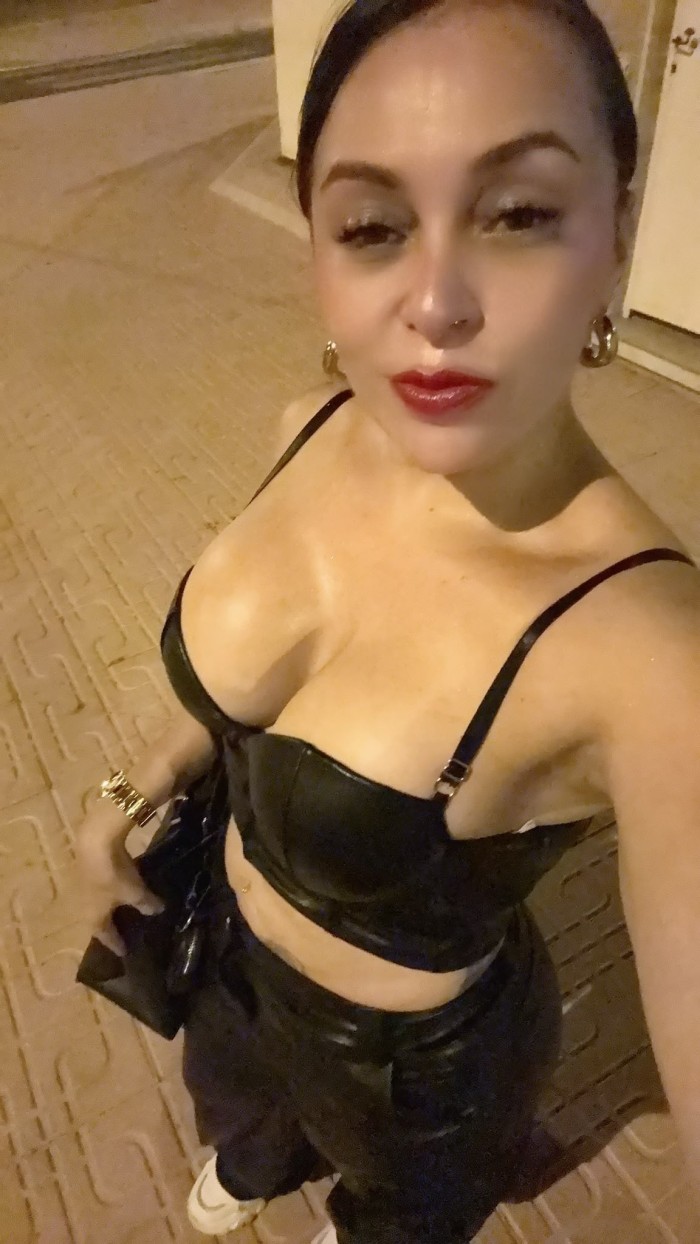 CACHONDA IMPLICADA LUJURIOSA DESEOSA DE PLACER