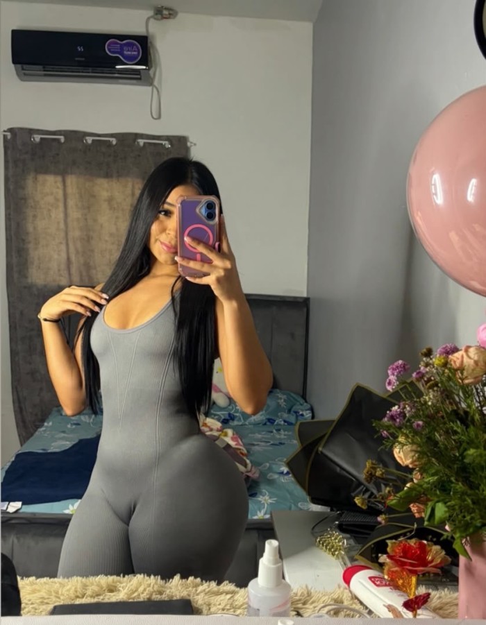 Guapa, bella y esbelta en Tenerife Sur