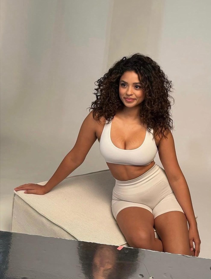 LUJURIOSA DISPUESTA AL BUEN SEXO ARDIENTE FIESTER