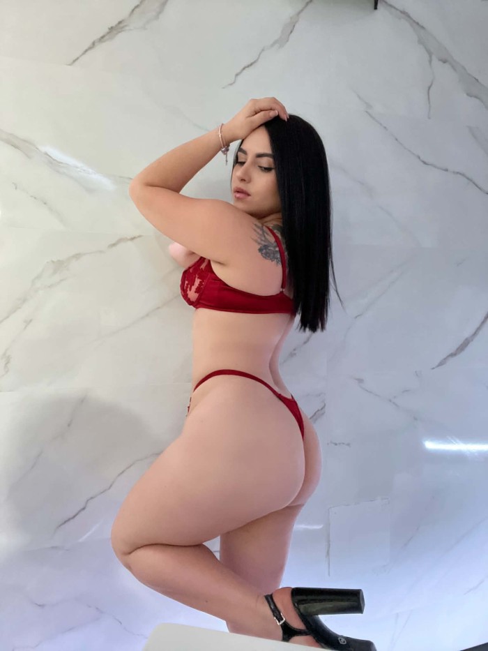 QUIERO UNA POLLA MUY DURA EN MIS NALGAS !!!!