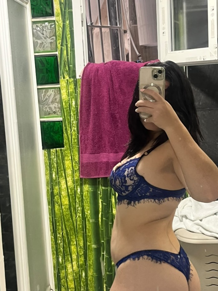 CON UNA CARITA DE FOLLADORA