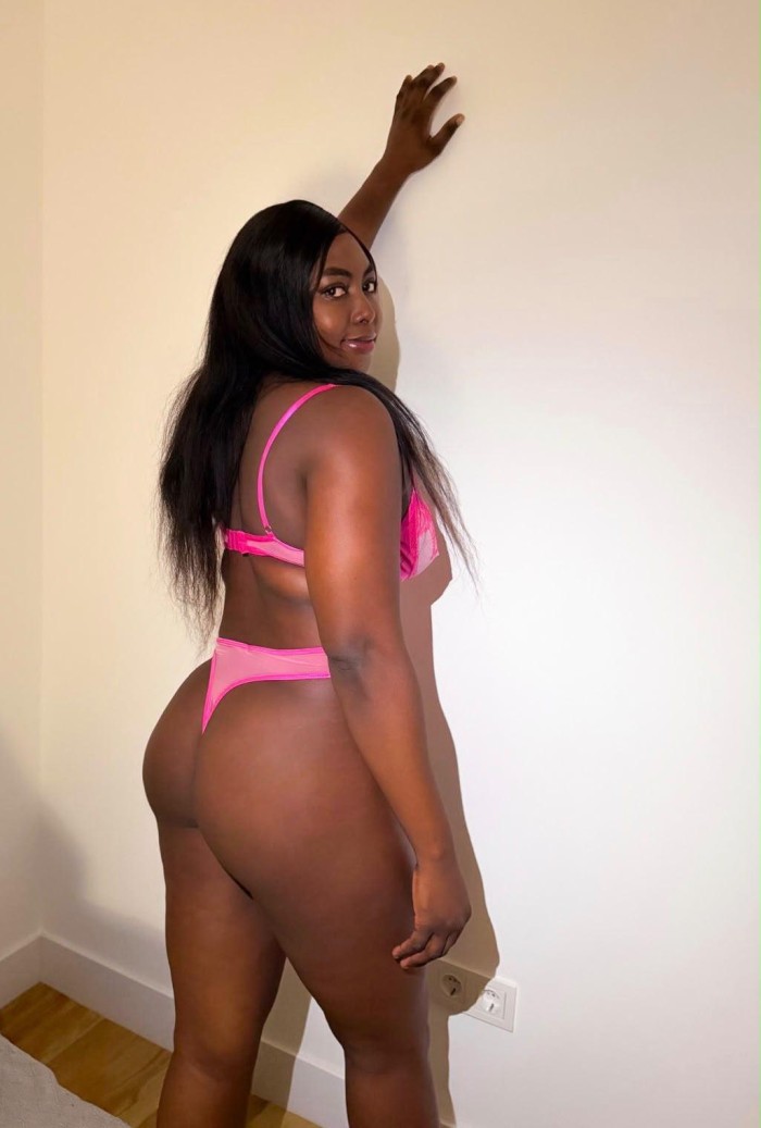 Hermosa morena fogosa