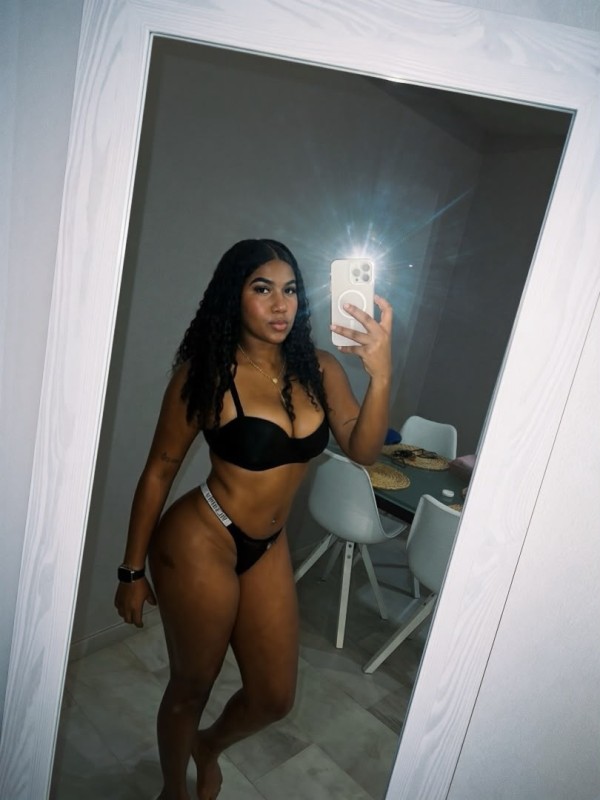 CULAZO Y PECHOS NATURALES, MORENA DIVINA