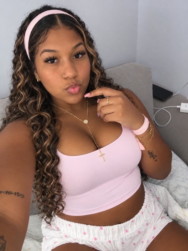 CULAZO Y PECHOS NATURALES, MORENA DIVINA