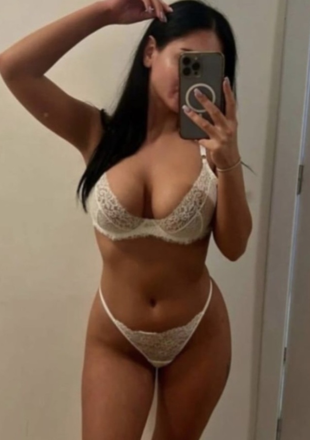Bella atractiva simpática juquetona y caliente