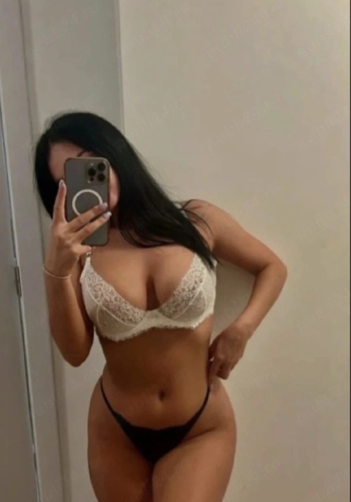 Morena atractiva implicada caliente y cachonda