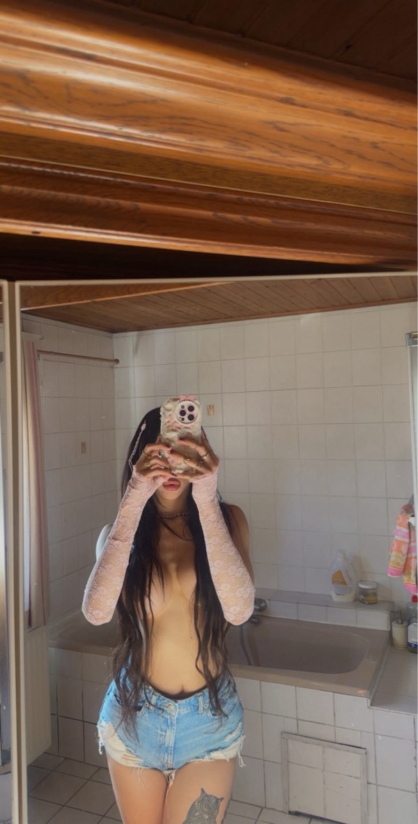 HERMOSA NIÑA TRAS FIESTERA AMOROSA