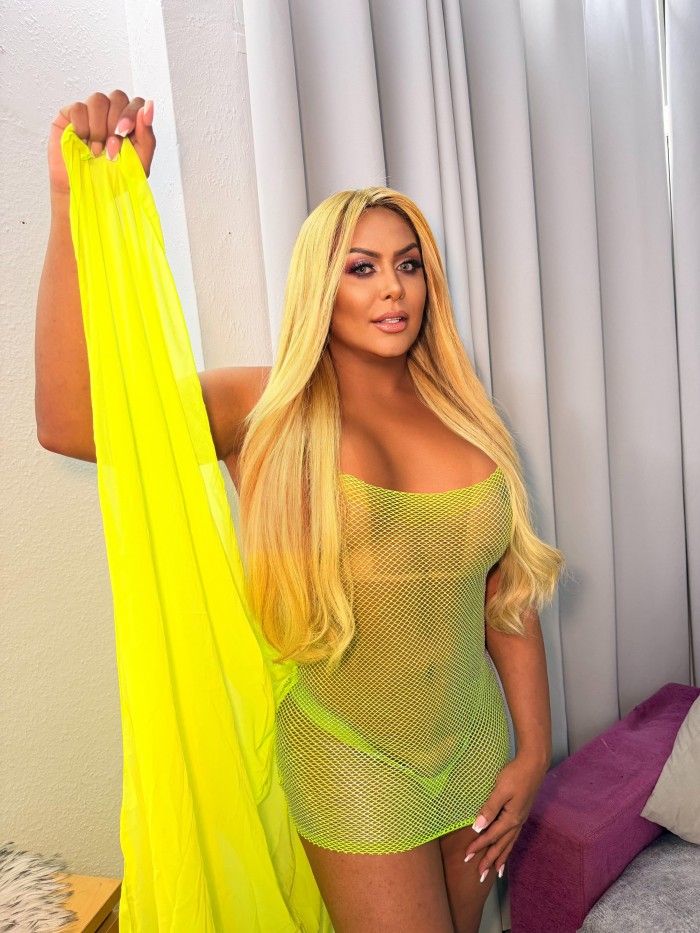 RUBIA TRANS EXPLOSIVA: FIESTERA, LECHERA VERSÁTIL