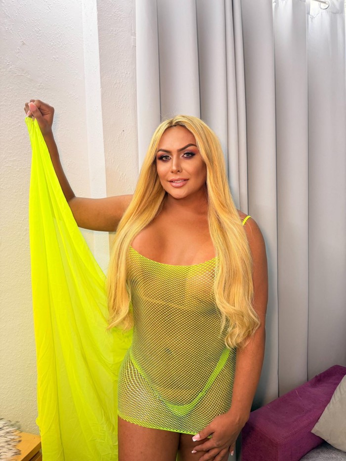 RUBIA TRANS EXPLOSIVA: FIESTERA, LECHERA VERSÁTIL