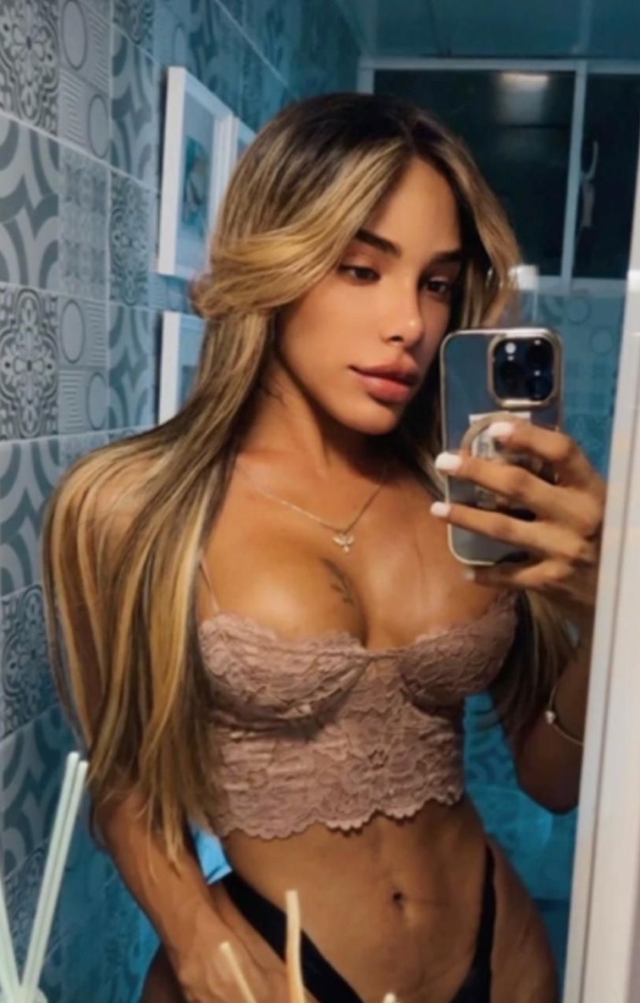 TRANS SÚPER GUAPA Y FEMENINA, SIEMPRE EXCITADA Y C