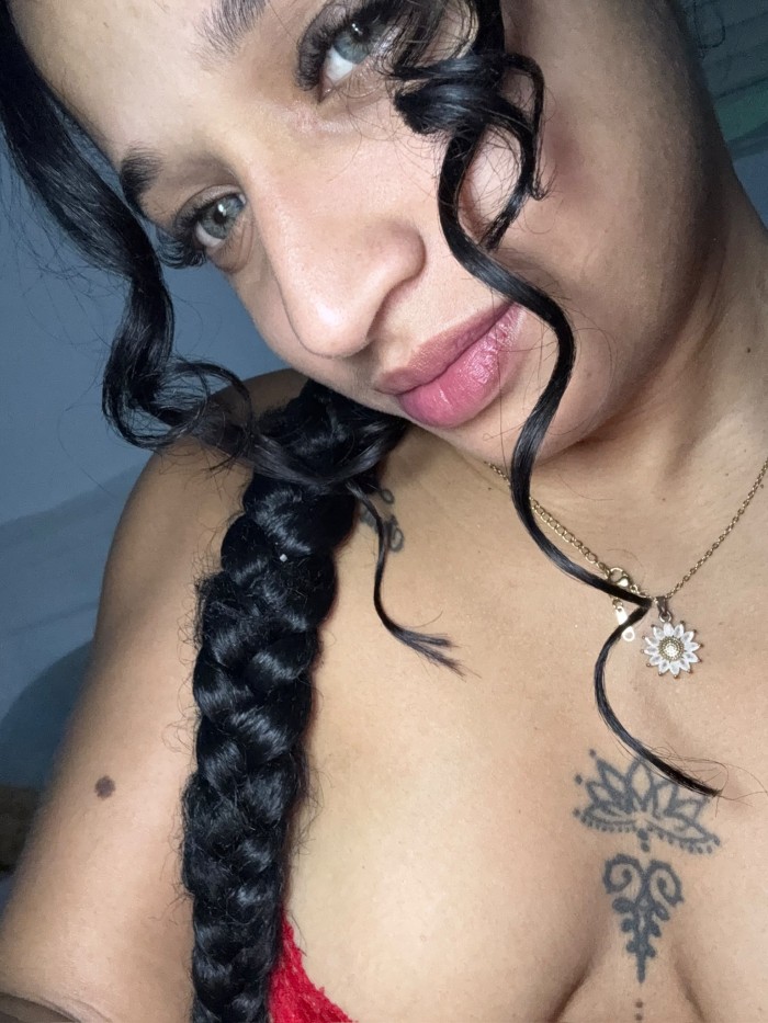 LINDA FIESTERA LATINA MORENA