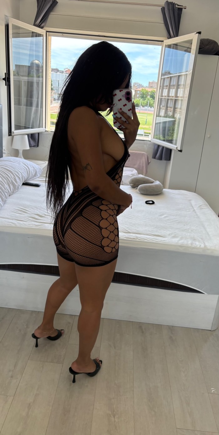 LINDA FIESTERA LATINA MORENA