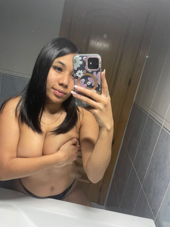 Cariñosa latina con ganas de pasarla bien