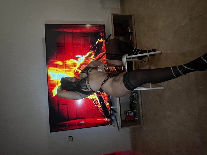 Kylie, una zorra hecha a tu medida, LLAMAME