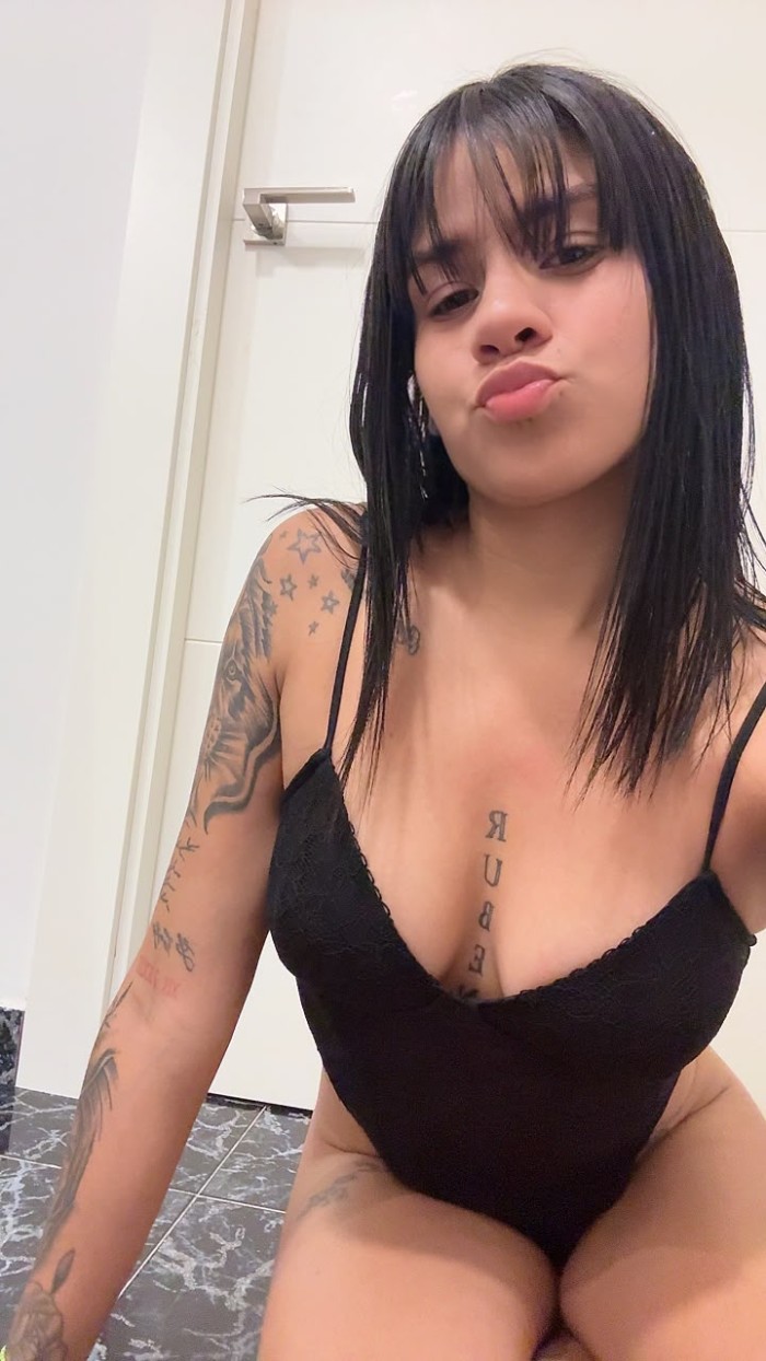 QUIERO TU LECHE CALIENTE EN MIS TETAS