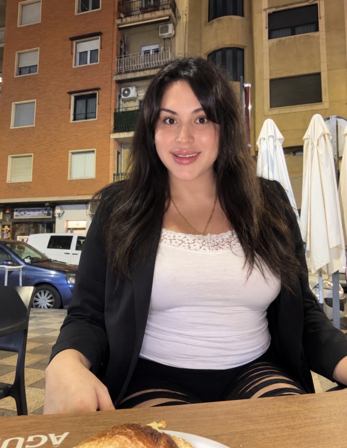 Disfruta de un rico culo apretado y unas tetas grandes