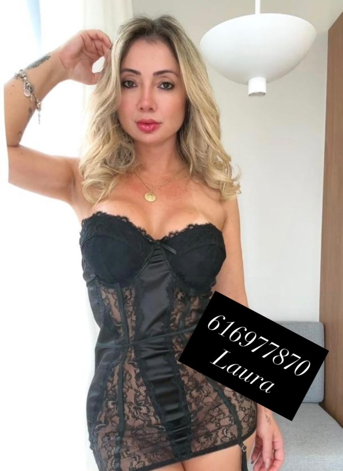 Brasileña muy implicada haciendo una rica mamada h