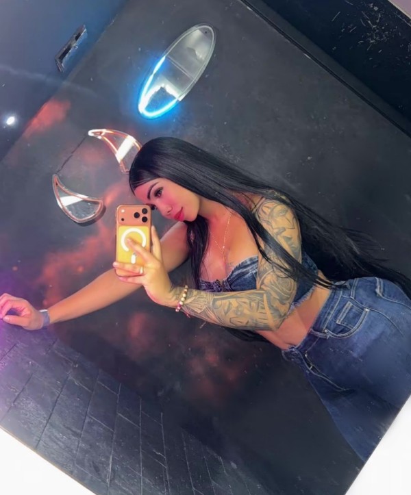 Mujer con polla fiestera real cachonda a tope