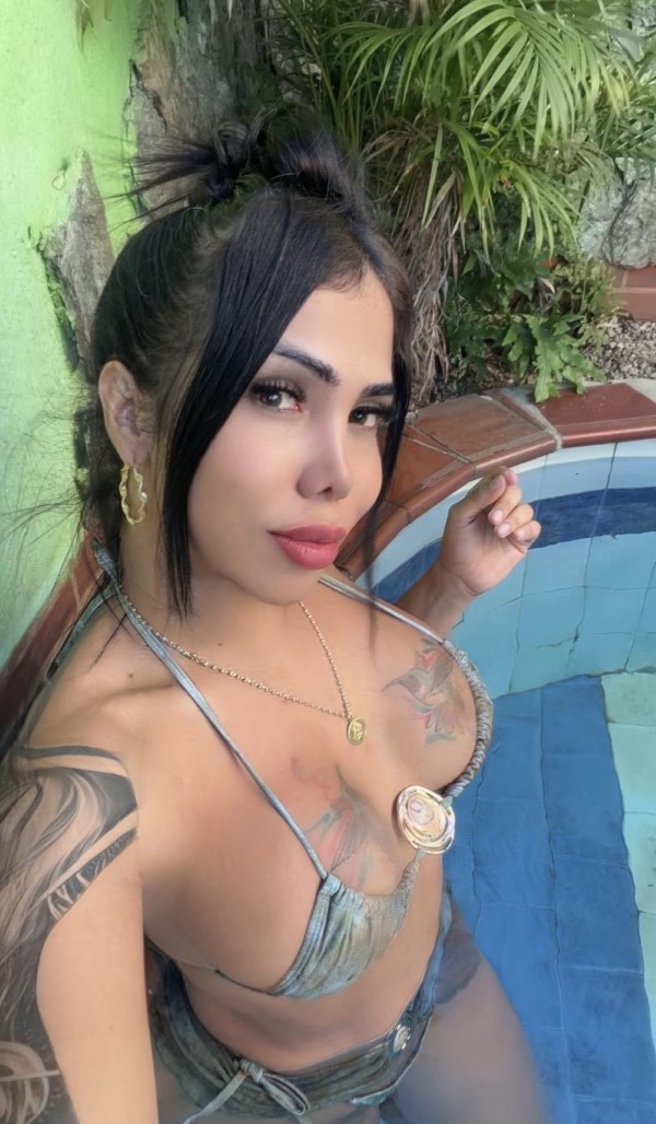 Mujer con polla fiestera real  cachonda a tope