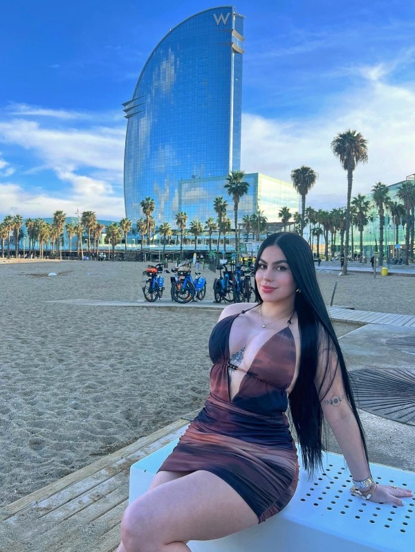 KARINA UNA CHICA COMPLACIENTE Y MUY COMPLETA