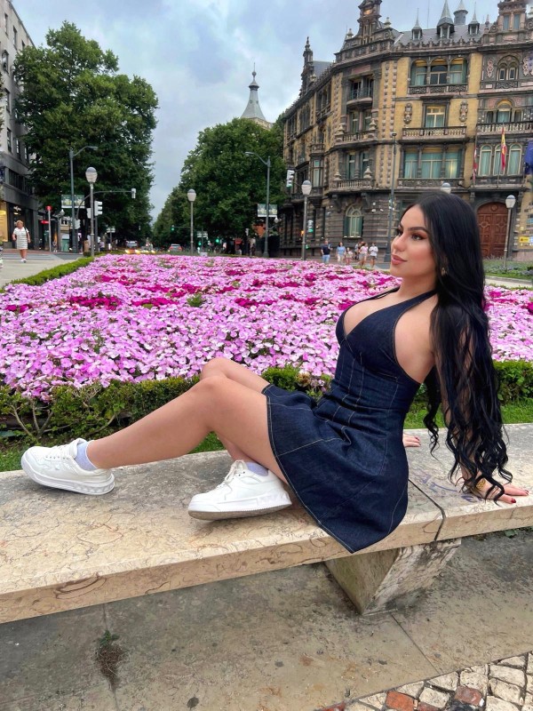 KARINA UNA CHICA COMPLACIENTE Y MUY COMPLETA