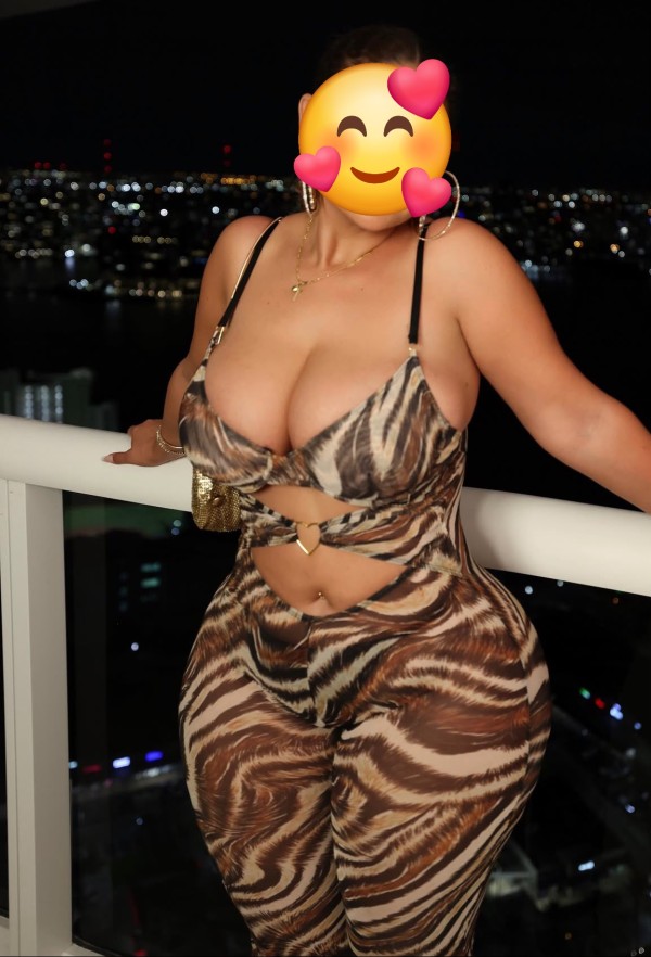 Nueva en la zona culo y tetas grandes y naturales