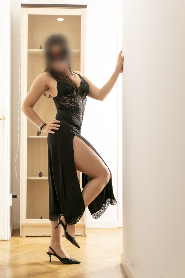 Jovencita española complaciente y cariñosa