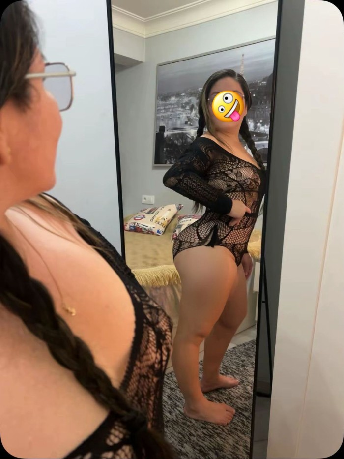 Chica latina, muy guapa y amable y educada